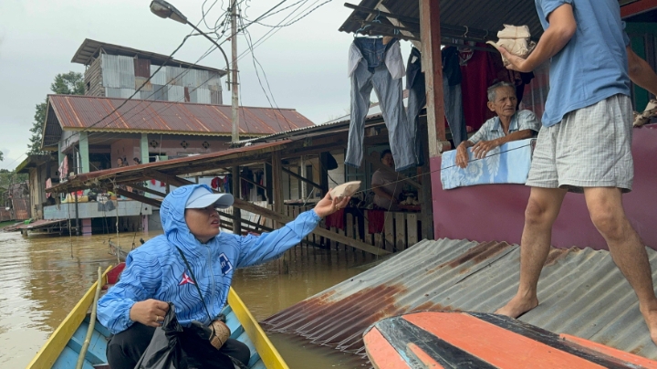 Neneng Cepat Tanggap Perduli Bencana Banjir di Kecamatan Ledo