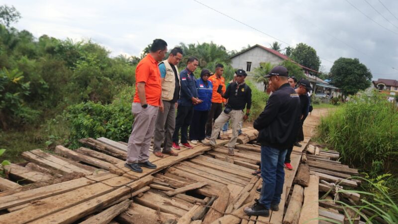 Tinjau Wilayah Pasca Terdampak Banjir di Meranti, Gutmen Nainggolan Berikan Puluhan Paket Bantuan