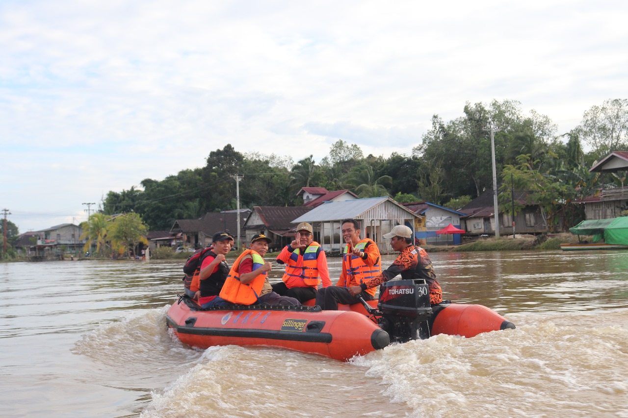 Gutmen Nainggolan Memantau Situasi Air di DAS Sungai Landak dan Rumah Warga Pasca Banjir di Kota Ngabang