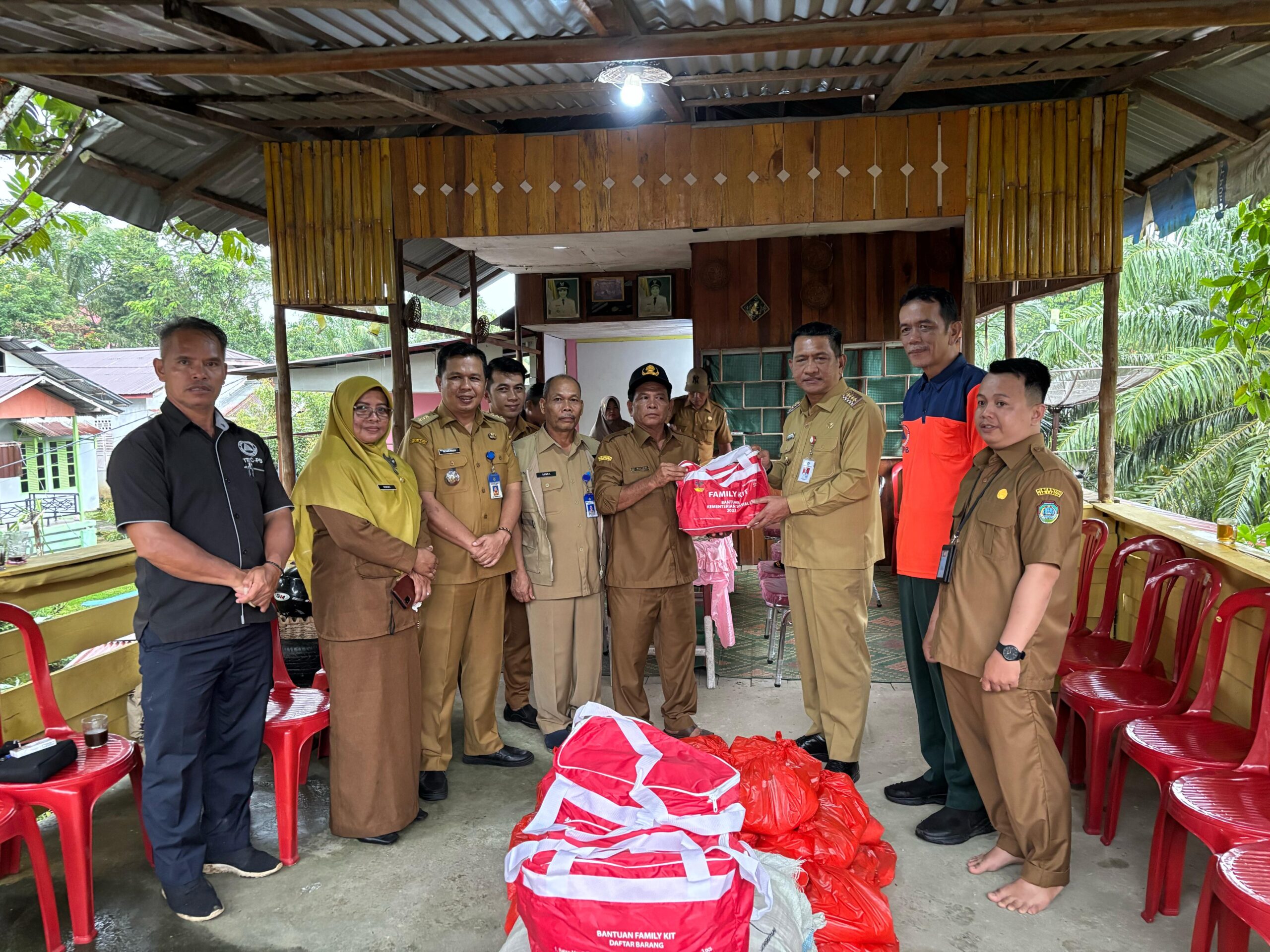 Tinjau Wilayah Pasca Terdampak Banjir di Munggu, Gutmen Nainggolan  Berikan Puluhan Paket Bantuan