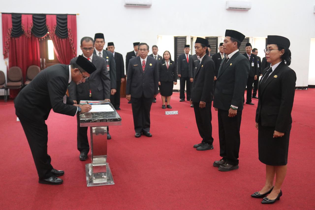 Dr. Gutmen Nainggolan, S.H.M. Hum Melantik Pejabat Fungsional Dilingkungan Pemerintah Kabupaten Landak