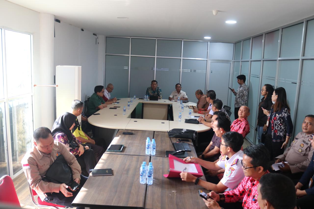Rapat Evaluasi Pelayanan MPP, Gutmen Nainggolan Tekankan Petugas Berikan Pelayanan yang Terbaik untuk Masyarakat