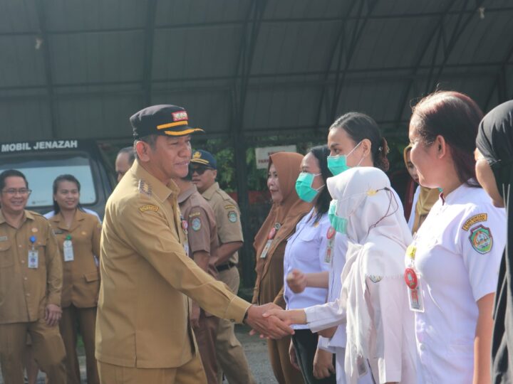 Gutmen Nainggolan Pimpin Apel Senin Bersama ASN dan Nakes di RSUD Landak