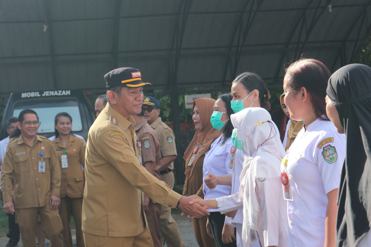 Gutmen Nainggolan Pimpin Apel Senin Bersama ASN dan Nakes di RSUD Landak