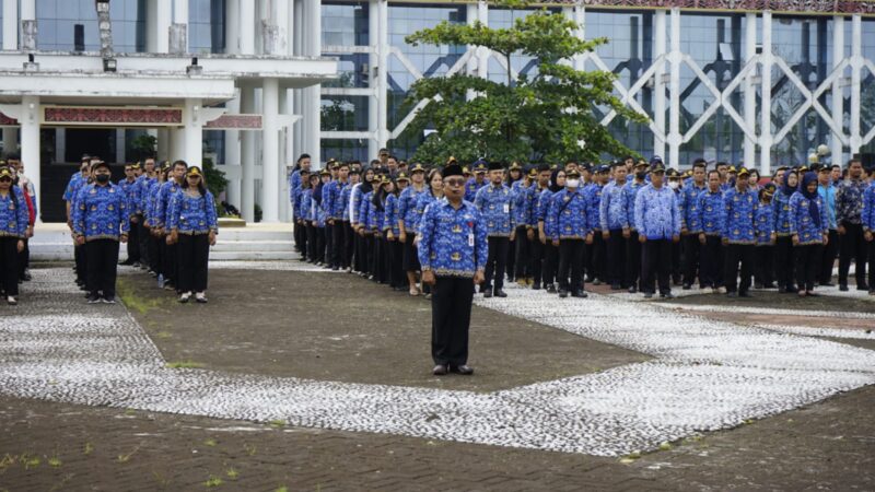 Gutmen Nainggolan Berpamitan kepada Seluruh ASN Pemkab Landak saat Pimpin Apel Gabungan di Kantor Bupati Landak