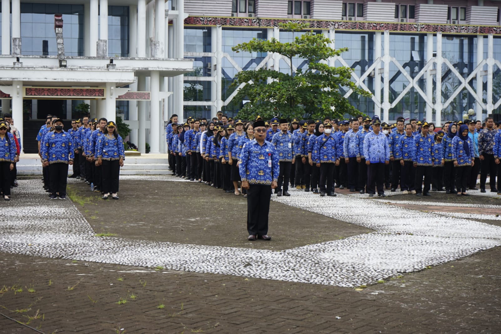 Gutmen Nainggolan Berpamitan kepada Seluruh ASN Pemkab Landak saat Pimpin Apel Gabungan di Kantor Bupati Landak