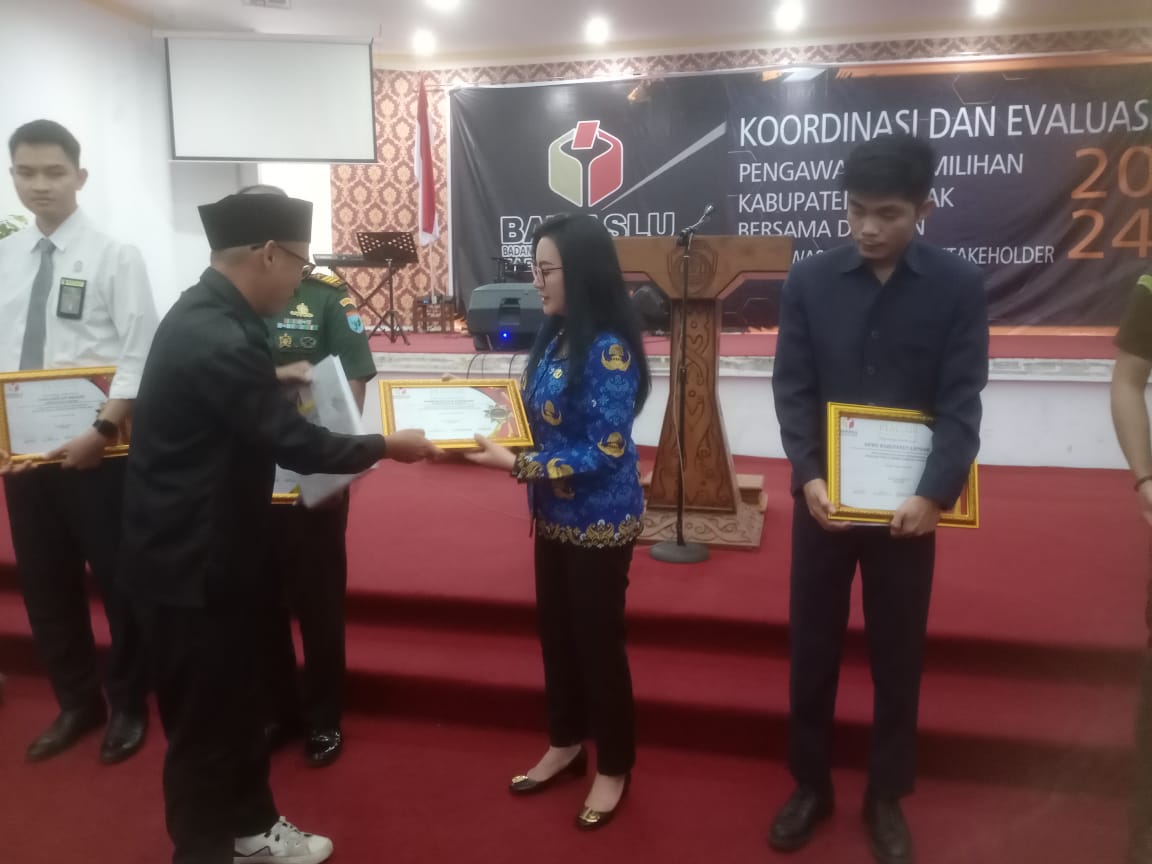 Bupati Landak Karolin Hadiri Koordinasi dan Evaluasi Bawaslu Landak.