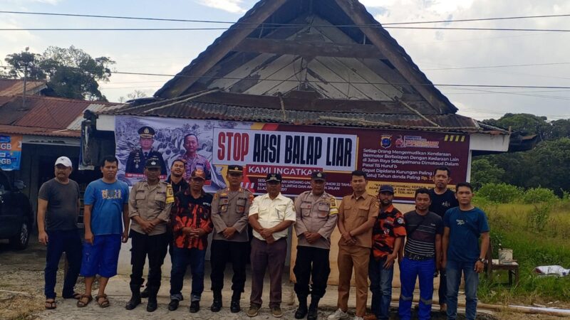 Jaga Kamtibmas, Kapolsek Sumbul Bersama Tokoh dan Ormas Pasang Spanduk Himbauan “Stop Balap Liar Bu