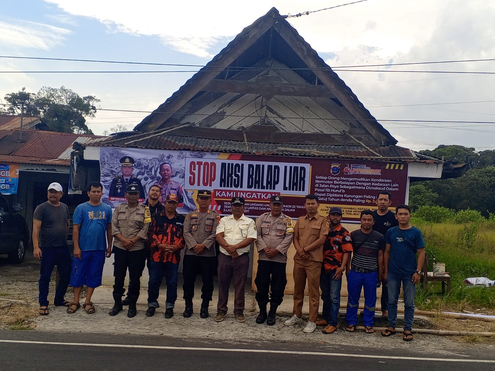 Jaga Kamtibmas, Kapolsek Sumbul Bersama Tokoh dan Ormas Pasang Spanduk Himbauan “Stop Balap Liar Bu