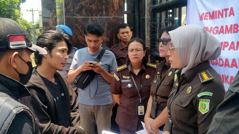 Dugaan Korupsi Smart Board dan Meubilair, Demonstran ‘Geruduk’ Kejati Sumut dan Kantor Gubernur