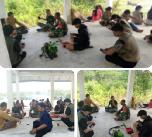 Babinsa Koramil 1210-03/Mandor Melaksanakan Baksos Bersama Mahasiswa KKN di Desa Mandor