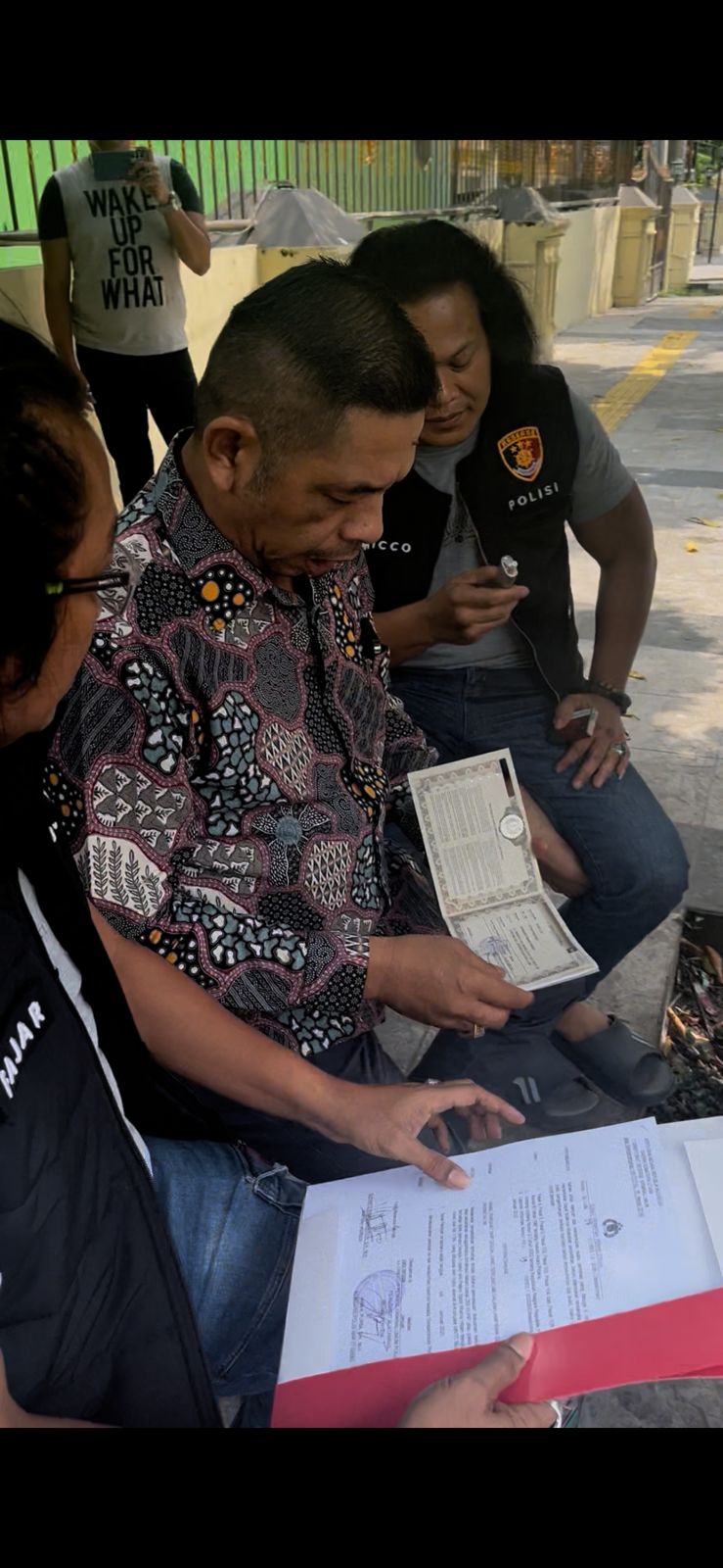 Diduga Oknum Polisi Melakukan Penangkapan, Penggeledahan dan Penyitaan Tanpa Surat Tugas, Advokat Indra Surya Nasution, SH Alami Kekerasan Fisik Dan Intimidasi Mental di Parkiran Polrestabes Medan.