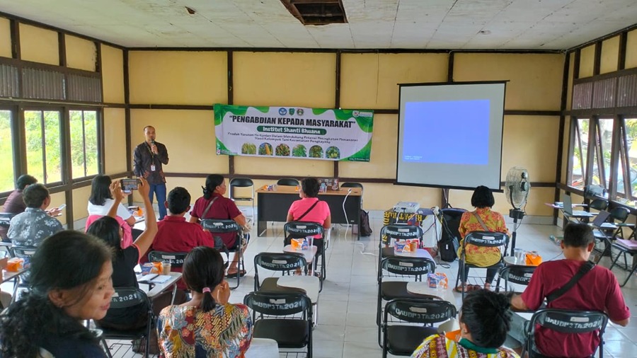 Dosen Institut Shanti Bhuana Dampingi Kelompok Tani Bengkayang Kembangkan Produk Turunan Hasil Pertanian