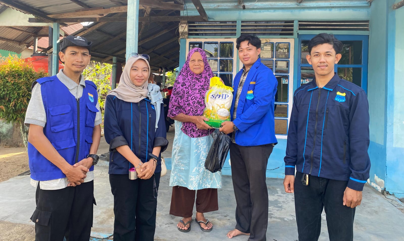 Semangat Ramadhan: IKA-PMII dan PMII Ketapang Bagikan 100 Paket Sembako serta Takjil untuk Masyarakat