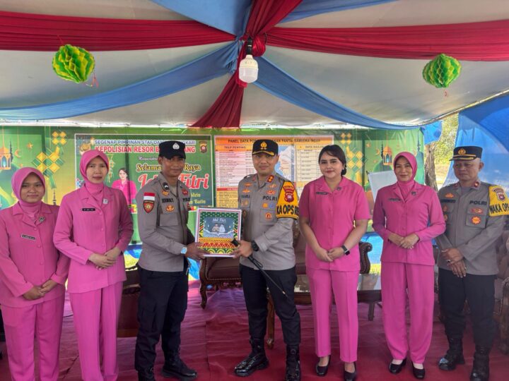 Pantau Arus Libur Lebaran, Kapolres Bengkayang Kunjungi Pospam Simpang Pantai Samudera Indah