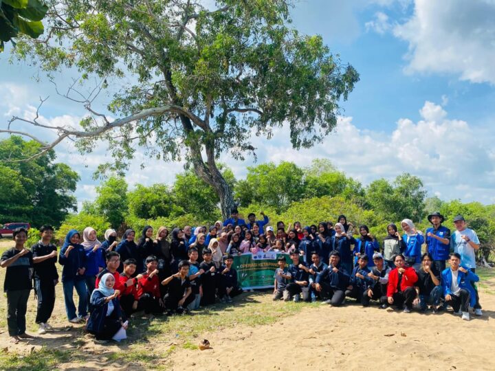 PMII Ketapang Gelar Operasi Ketapang ASRI di Pantai Tanjung Belandang