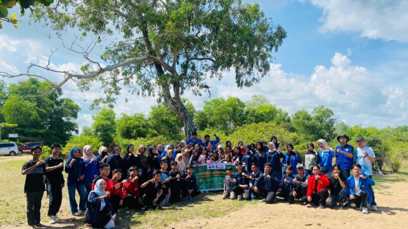 PMII Ketapang Gelar Operasi Ketapang ASRI di Pantai Tanjung Belandang