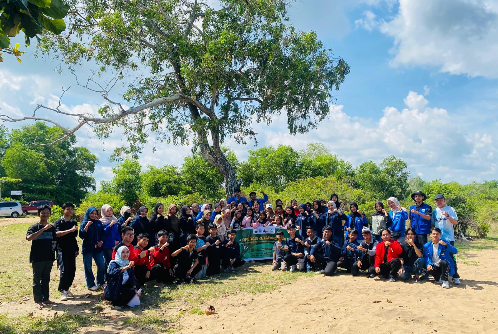 PMII Ketapang Gelar Operasi Ketapang ASRI di Pantai Tanjung Belandang