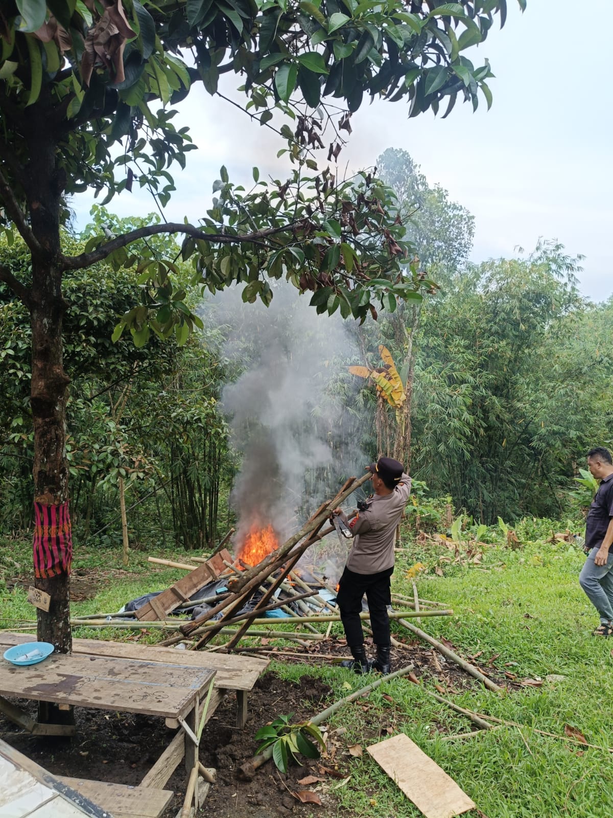 Polsek Pancur Batu Gerebek Sarang Narkoba, Dua Pengguna Sabu Diamankan dan Barak Dihancurkan