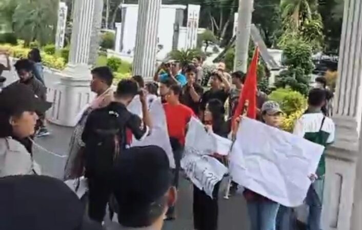 DEMO MEMBARA DI SIANTAR! Massa Tembus Barikade, Sekda Junaedi Sitanggang Didemo Habis-habisan
