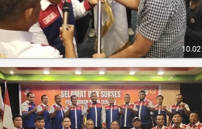 Junaidi SH saat menerima pataka dari Sekretaris Pengprov KBI Sumatera Utara