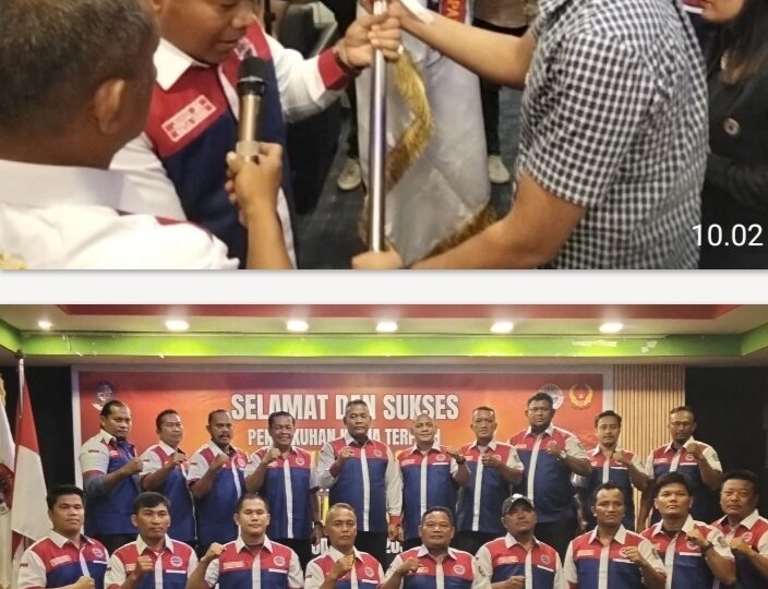 Junaidi SH saat menerima pataka dari Sekretaris Pengprov KBI Sumatera Utara