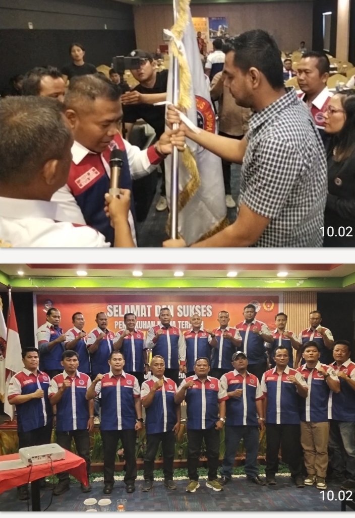 Junaidi SH saat menerima pataka dari Sekretaris Pengprov KBI Sumatera Utara