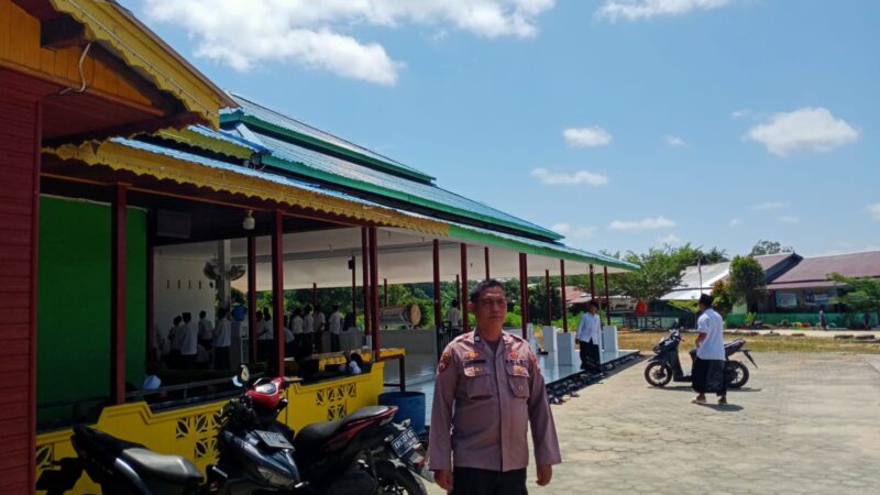 Pelayanan Tanpa Lelah, Polisi Amankan Sholat Jumat dan Pastikan Jamaah Beribadah dengan Nyaman