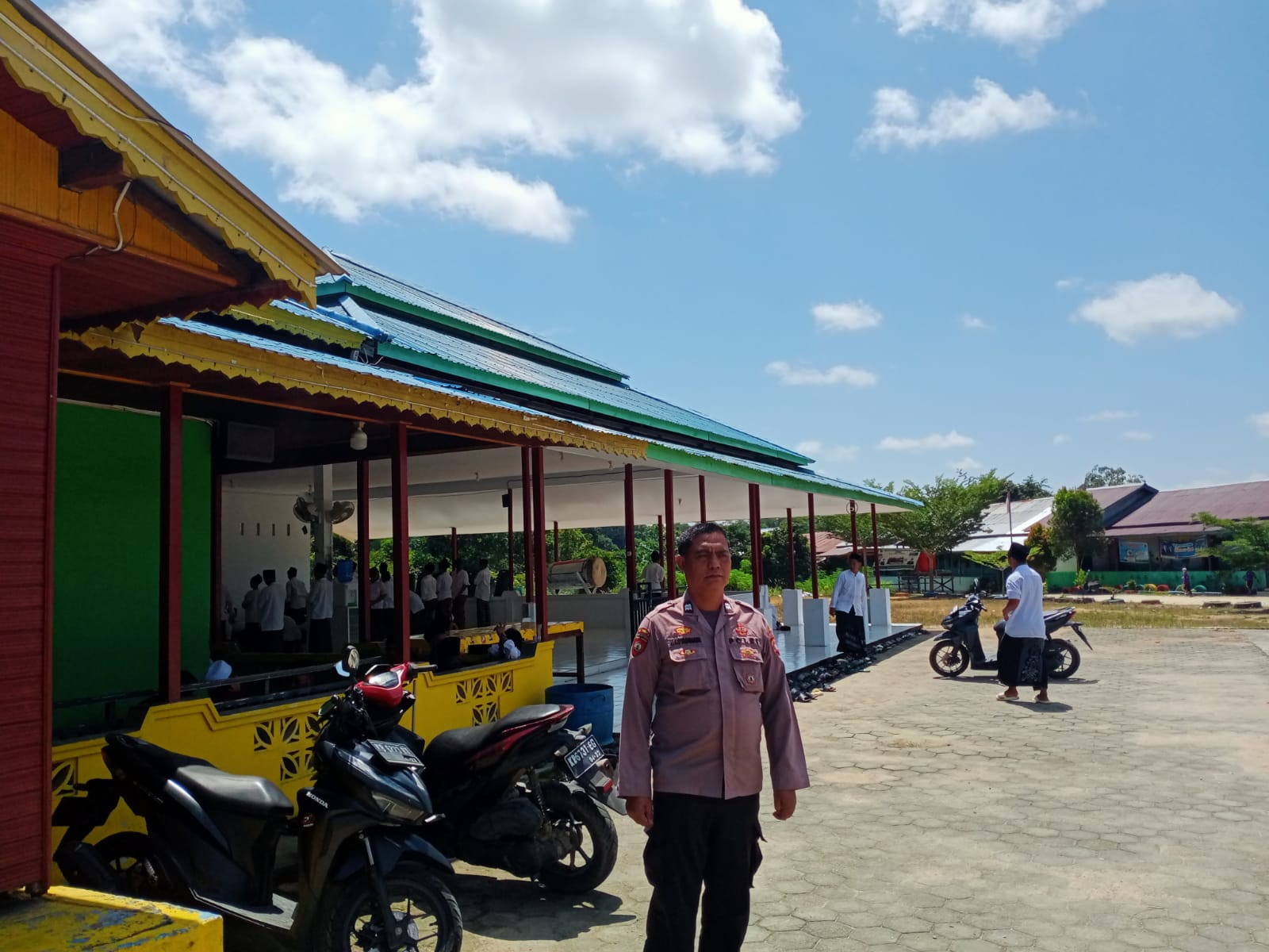 Pelayanan Tanpa Lelah, Polisi Amankan Sholat Jumat dan Pastikan Jamaah Beribadah dengan Nyaman