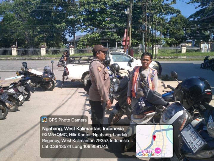 Polisi Sambangi Tukang Parkir di Depan Toko, Polisi Ingatkan Waspada Saat Jam Sibuk Belanja