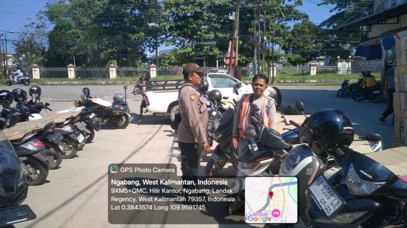 Polisi Sambangi Tukang Parkir di Depan Toko, Polisi Ingatkan Waspada Saat Jam Sibuk Belanja