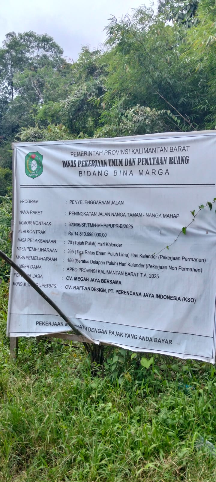 Kontraktor Aneh AHAN, Jalan Nanga Taman–Nanga Mahap Sekadau Kalbar Rp14,81 Miliar Bederai Sehari