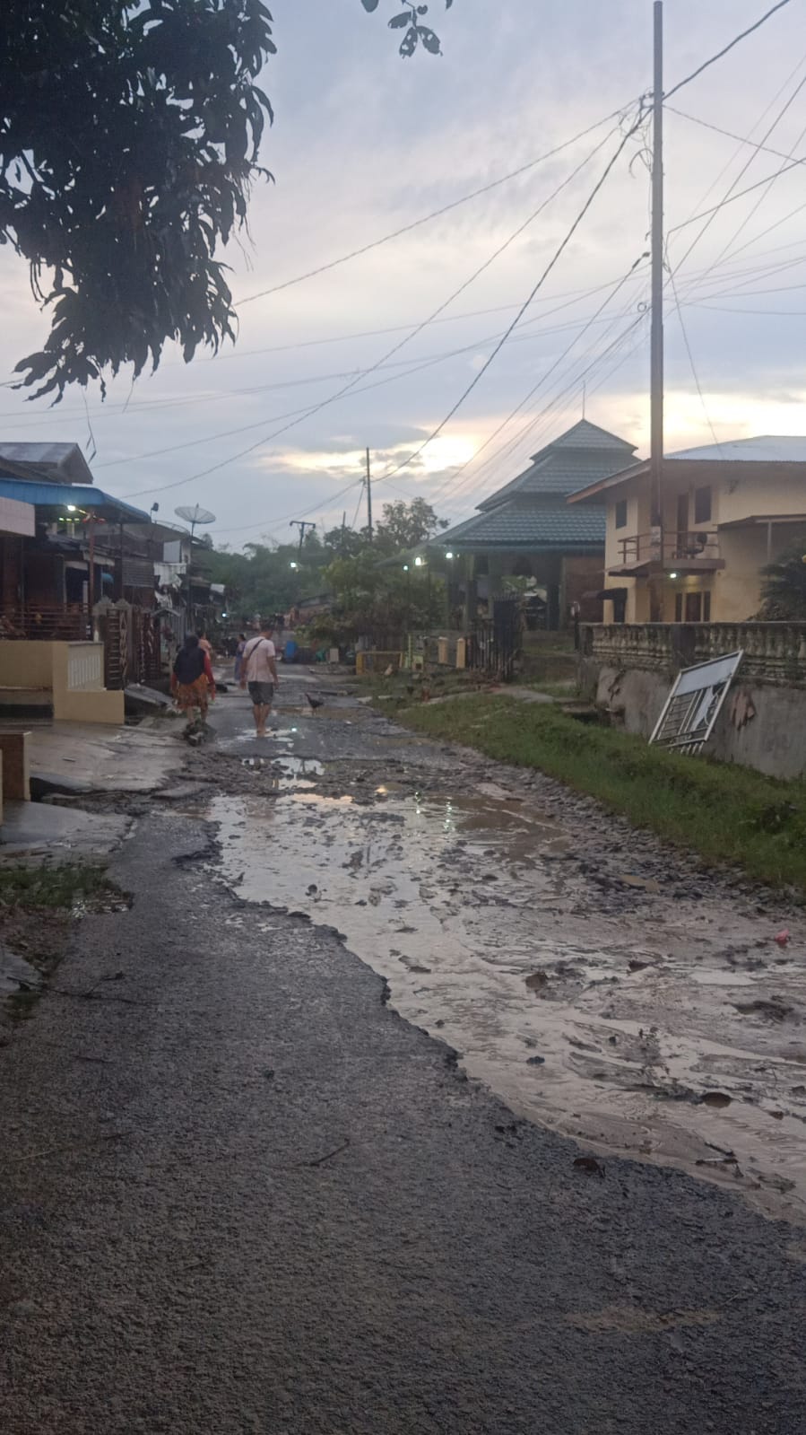 Banjir Bandang Terjang Pasar Bawah Serbelawan, Warga Curigai Air Berbau Limbah, Kerugian Diperkirakan Ratusan Juta Rupiah