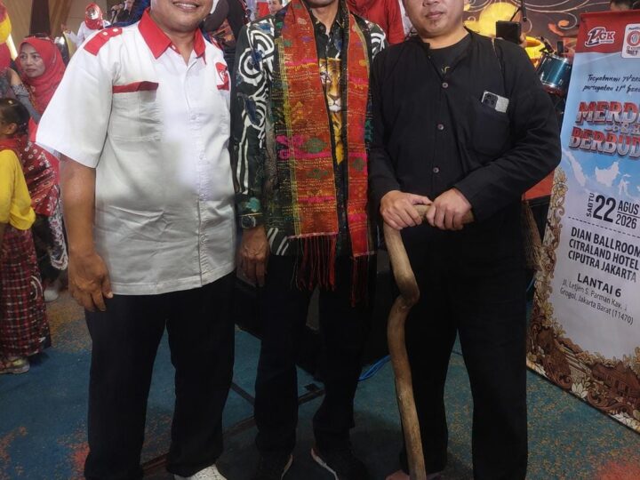 Dalam HUT GK Center Ke 14 di Hotel Ciputra Jakarta, King Naga GK Lebak Hadir Mengenakan Baju Adat Baduy serta tidak mengenakan alas kaki, Memberikan Game Tebak Lagu Berhadian, dan Juga Memberi Titipan Donasi