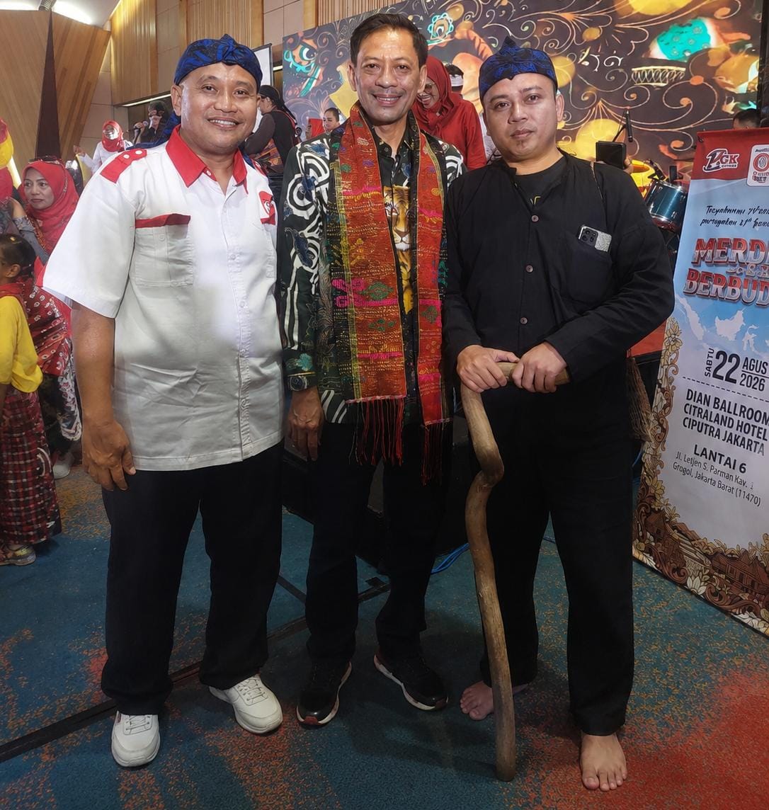 Dalam HUT GK Center Ke 14 di Hotel Ciputra Jakarta, King Naga GK Lebak Hadir Mengenakan Baju Adat Baduy serta tidak mengenakan alas kaki, Memberikan Game Tebak Lagu Berhadian, dan Juga Memberi Titipan Donasi