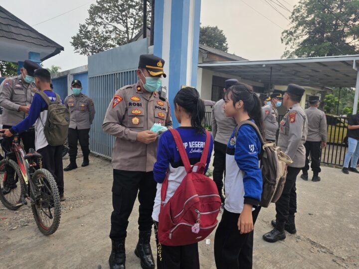 Polres Lubuk Linggau Melaksanakan Kegiatan Pembagian Perlengkapan Pelindung Kesehatan Kepada Seluruh Siswa-siswi SMP 02 Lubuk Linggau