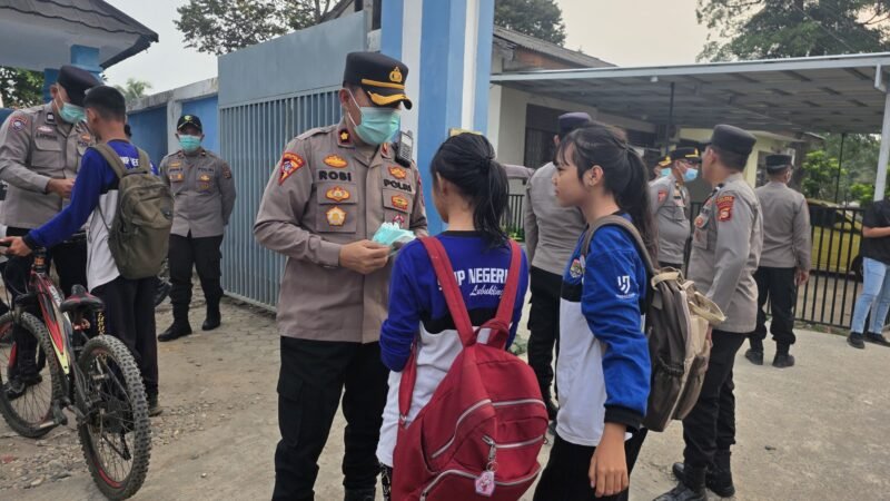 Polres Lubuk Linggau Melaksanakan Kegiatan Pembagian Perlengkapan Pelindung Kesehatan Kepada Seluruh Siswa-siswi SMP 02 Lubuk Linggau