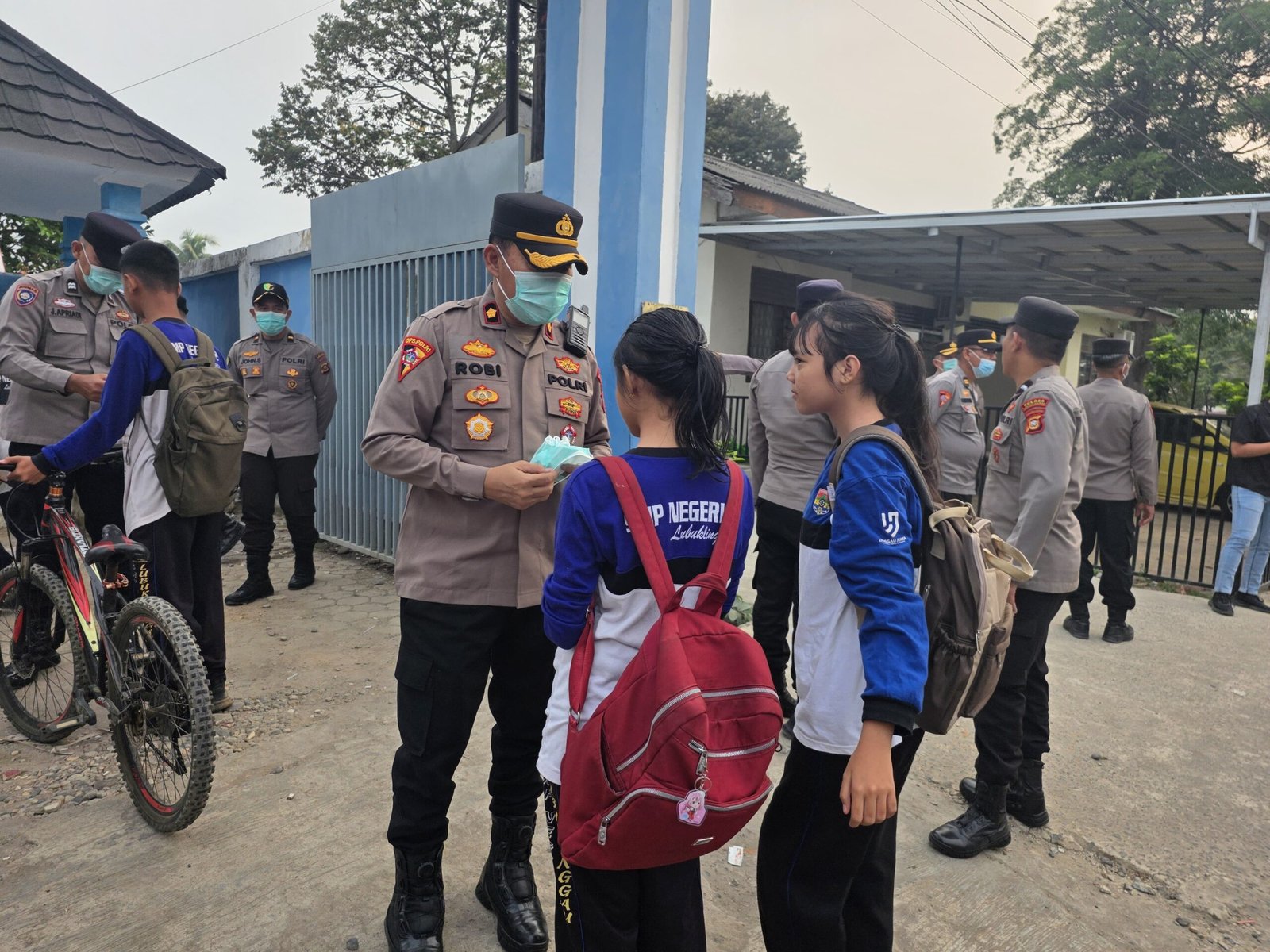 Polres Lubuk Linggau Melaksanakan Kegiatan Pembagian Perlengkapan Pelindung Kesehatan Kepada Seluruh Siswa-siswi SMP 02 Lubuk Linggau