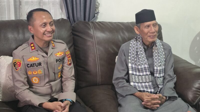 Kapolres Lubuk Linggau Melakukan Kunjungan Silaturahmi ke Kediaman Ketua Majelis ulama Indonesia (MUI)
