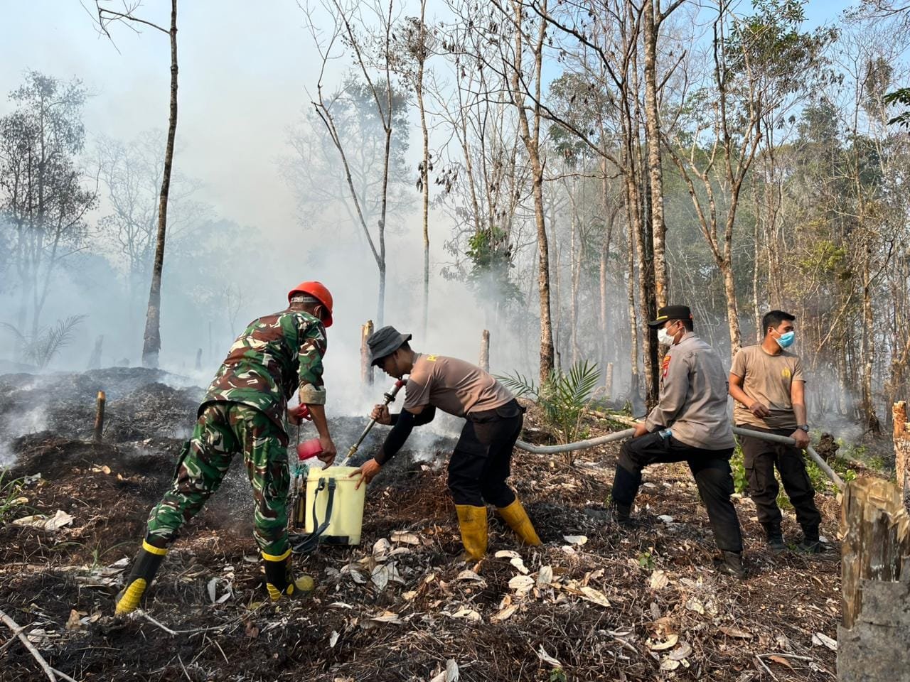 Gerak Cepat Tim Gabungan Jinakkan Karhutla di Dusun Maro’o Landak, 2 Hektare Lahan Terbakar