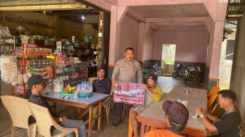 Temui Warga Saat Patroli, Polisi Bentangkan Banner STOP KARHUTLA