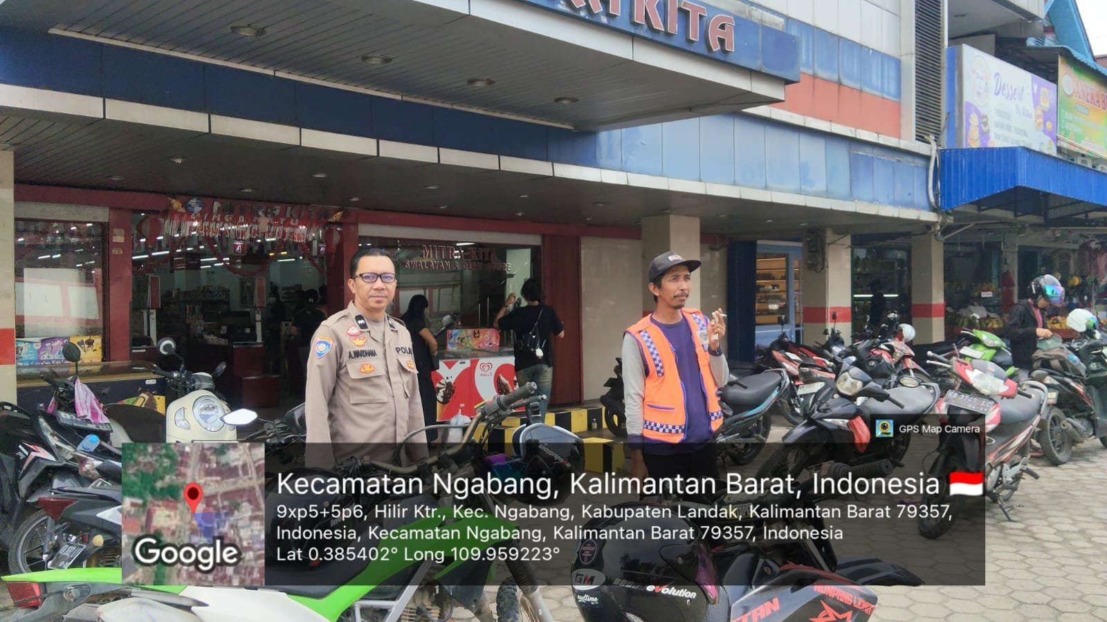 Cuaca Tak Bersahabat, Polisi Ngabang Tetap Turun: Juru Parkir Disapa, Kamtibmas Diingatkan