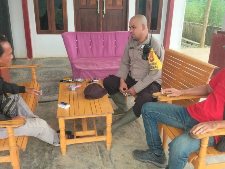 Tak Kenal Lelah Cegah Karhutla, Bhabinkamtibmas Sambangi Warga dan Sampaikan Imbauan