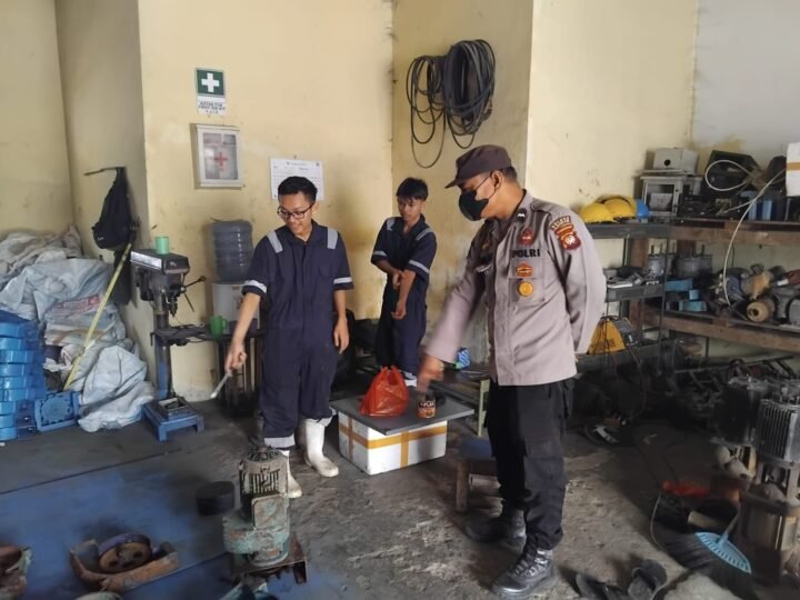 Polisi Hadir di Tengah Kabut Asap, Warga Mandor Diingatkan Pakai Masker dan Jaga Kesehatan