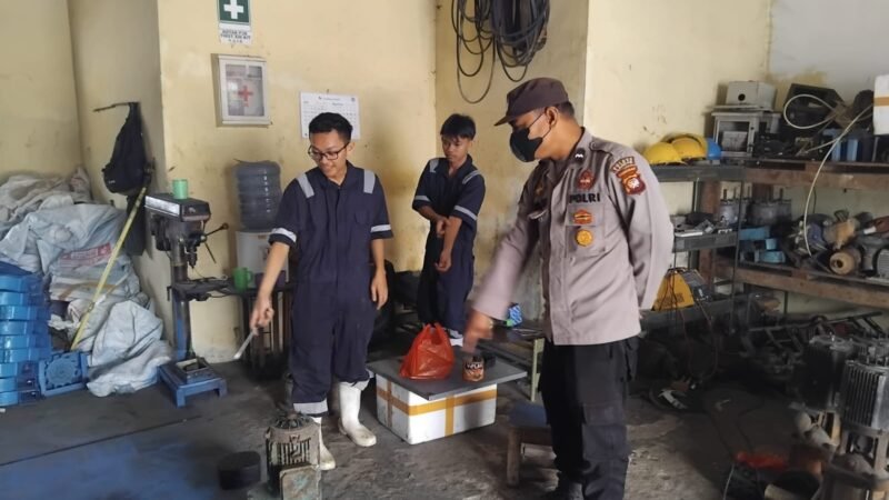 Polisi Hadir di Tengah Kabut Asap, Warga Mandor Diingatkan Pakai Masker dan Jaga Kesehatan