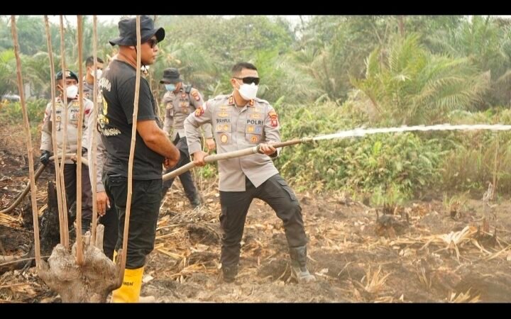 Atasi Keterbatasan Air Saat Karhutla, Kapolres Bengkayang Letakkan Batu Pertama Pembangunan Sumur Bor di Sungai Duri