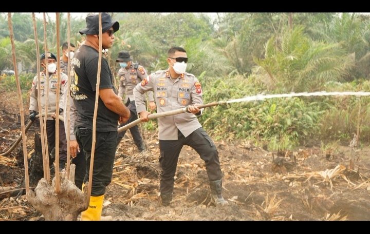 Atasi Keterbatasan Air Saat Karhutla, Kapolres Bengkayang Letakkan Batu Pertama Pembangunan Sumur Bor di Sungai Duri