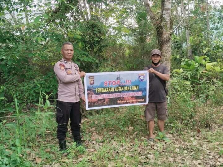 “Banner Dibentangkan di Tengah Hutan, Polisi Tegas Serukan: STOP Pembakaran Hutan dan Lahan!”