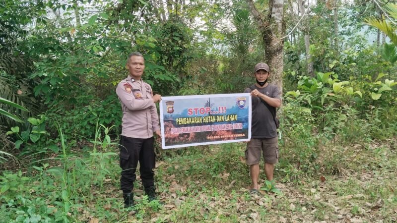 “Banner Dibentangkan di Tengah Hutan, Polisi Tegas Serukan: STOP Pembakaran Hutan dan Lahan!”