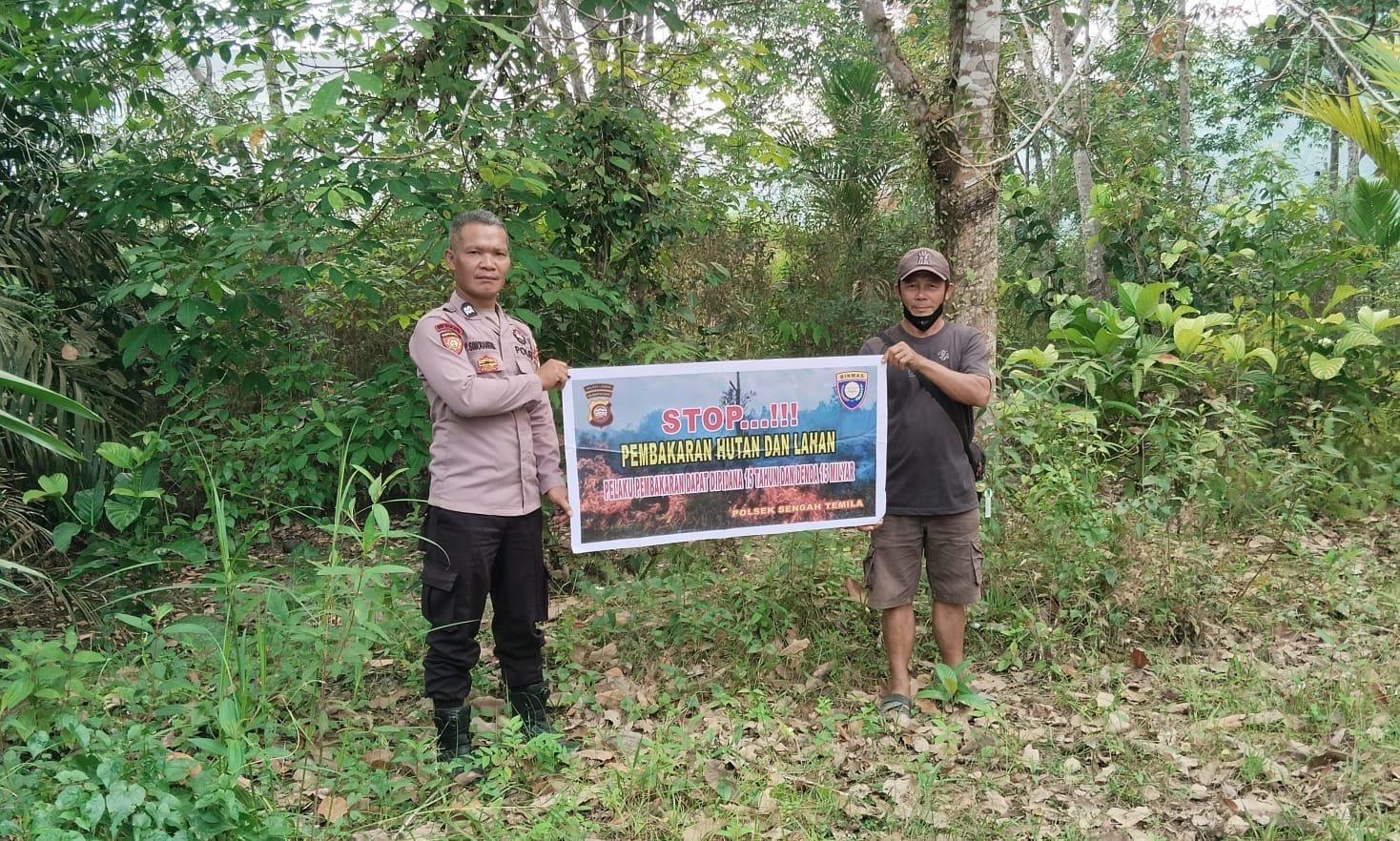 “Banner Dibentangkan di Tengah Hutan, Polisi Tegas Serukan: STOP Pembakaran Hutan dan Lahan!”